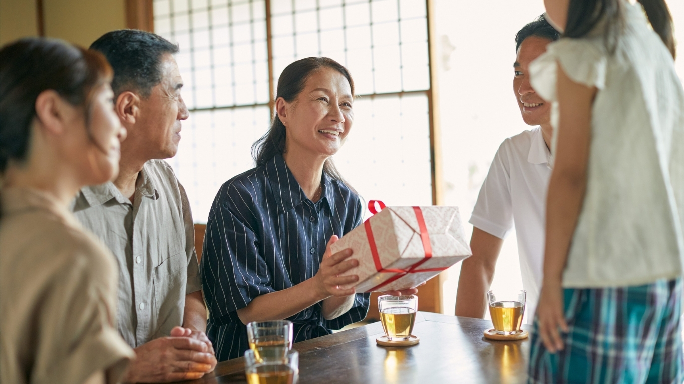 自然光の入るお店で、笑顔で贈り物を選ぶ様子